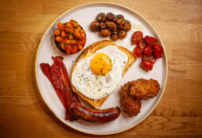 The Full Pori: fried egg, bacon, sausage, hash browns, tomatoes and mushrooms